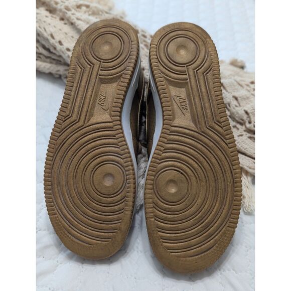 ✨ Nike Air Force 1 '07 LV8 Metallic Gold Men's 8 - Picture 7 of 8